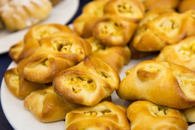 Küçük elmalı turta bir plaka üzerinde yalan