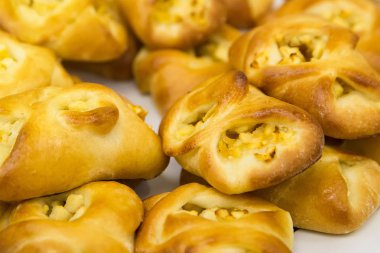 Küçük elmalı turta bir plaka üzerinde yalan