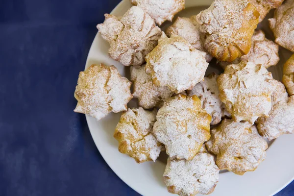 Cream puffs filled with pastry cream and sprinkled with powdered sugar catering — Stock Photo, Image
