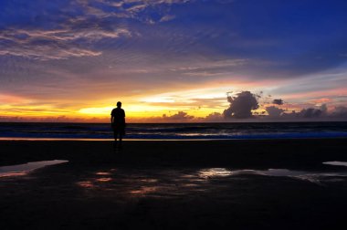 adam günbatımı üzerinde