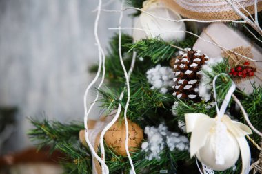 Oyuncaklar ve dekorasyon iç tasarım ile Noel ağacı