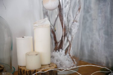 Ahşap arka planda noel süslemesi