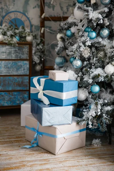 朝の装飾とクリスマス ツリーの下にクリスマス プレゼント — ストック写真