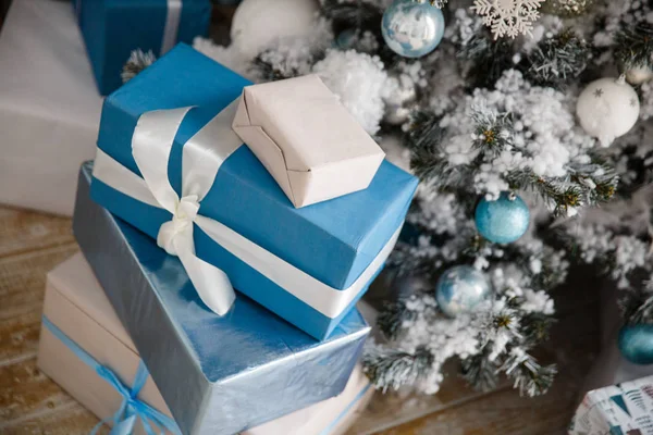 Cadeaux de Noël sous le sapin de Noël avec des décorations le matin — Photo