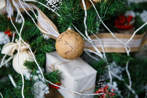Árbol de Navidad con juguetes y decoraciones en diseño de interiores —  Fotos de Stock