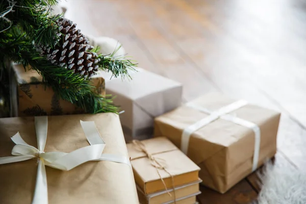 De giften van Kerstmis onder de kerstboom met versieringen in de ochtend — Stockfoto