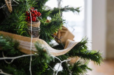 Oyuncaklar ve dekorasyon iç tasarım ile Noel ağacı