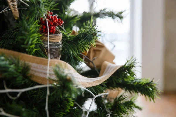 Kerstboom met speelgoed en decoraties in interieur — Stockfoto