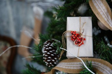 Oyuncaklar ve dekorasyon iç tasarım ile Noel ağacı