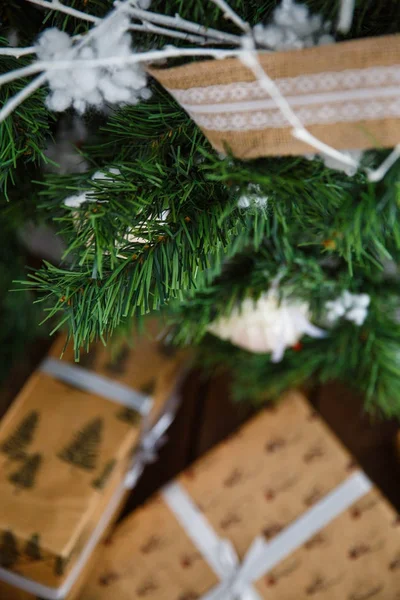 De giften van Kerstmis onder de kerstboom met versieringen in de ochtend — Stockfoto