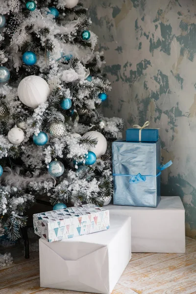 Christmas gifts under the Christmas tree with decorations in the morning — Stock Photo, Image