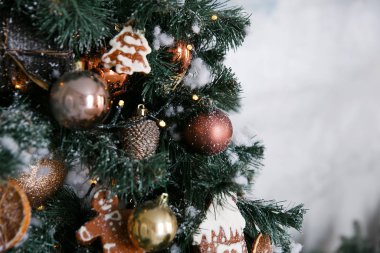 Ev içindeki bir Noel ağacında turta, zencefilli kurabiye ve tarçınlı Noel süslemeleri.