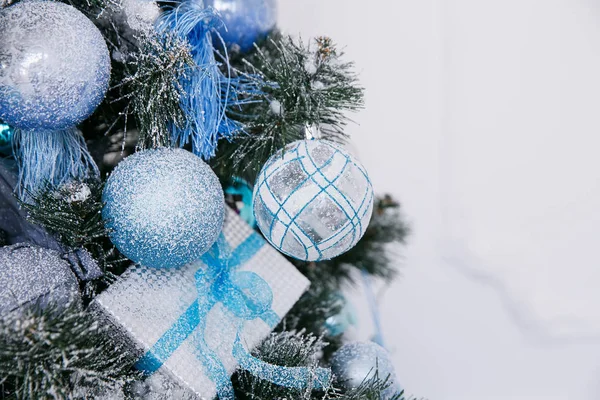 Μπλε και άσπρο Χριστουγεννιάτικα στολίδια στο δέντρο της Πρωτοχρονιάς στο εσωτερικό του σπιτιού — Φωτογραφία Αρχείου