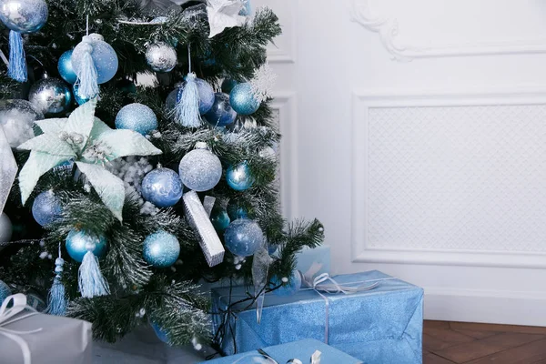 Blue and white Christmas decorations on the New Year tree in the home interior — Stock Photo, Image