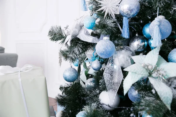 Blue and white Christmas decorations on the New Year tree in the home interior — Stock Photo, Image