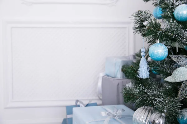 Blue and white Christmas decorations on the New Year tree in the home interior — Stock Photo, Image