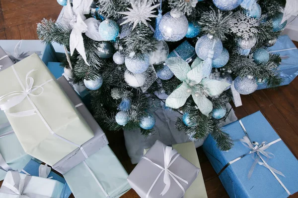 Niebiesko-białe dekoracje choinkowe na drzewie Nowego Roku we wnętrzu domu — Zdjęcie stockowe