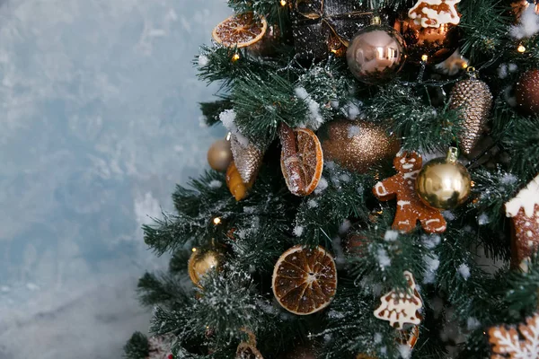 Decorações de Natal douradas com cítricos, biscoitos de gengibre e canela em uma árvore de Natal no interior da casa Fotos De Bancos De Imagens