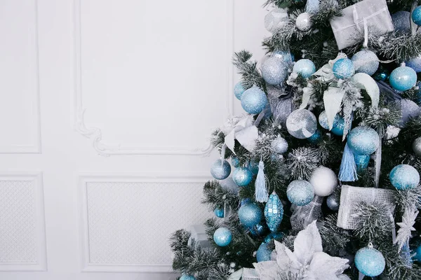 家の中で新年ツリー上の青と白のクリスマスの装飾 ストック画像