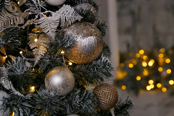 Gouden en witte kerstversiering op de nieuwjaarsboom in het interieur — Stockfoto