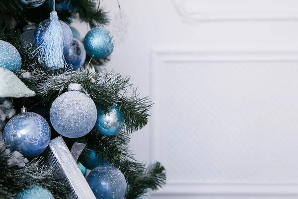 Evdeki yeni yıl ağacında mavi ve beyaz Noel süslemeleri