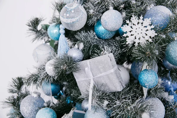 Blauwe en witte kerstversiering op de nieuwjaarsboom in het interieur — Stockfoto