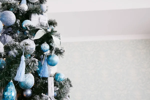 Blue and white Christmas decorations on the New Year tree in the home interior — Stock Photo, Image