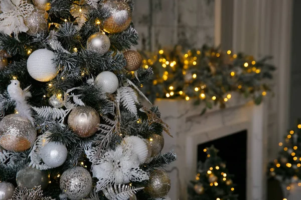 Golden and white Christmas decorations on the New Year tree in the home interior — Stock Photo, Image