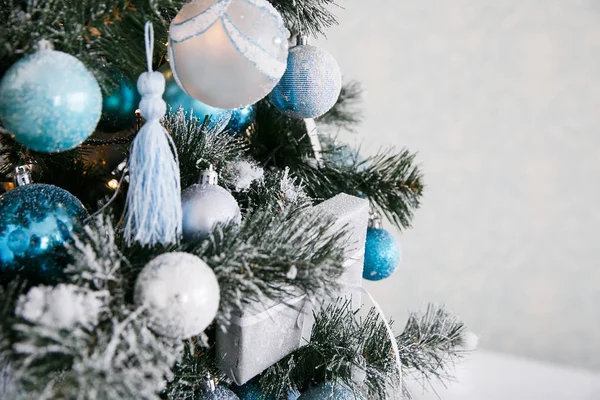 Niebiesko-białe dekoracje choinkowe na drzewie Nowego Roku we wnętrzu domu — Zdjęcie stockowe