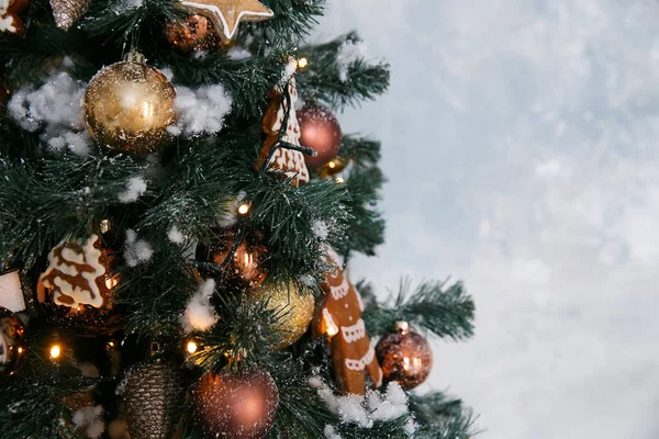 Ev içindeki bir Noel ağacında turta, zencefilli kurabiye ve tarçınlı Noel süslemeleri.