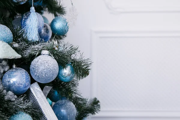 家の中で新年ツリー上の青と白のクリスマスの装飾 ロイヤリティフリーのストック写真