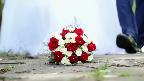 La mariée et le marié choisissent un bouquet du sol — Video