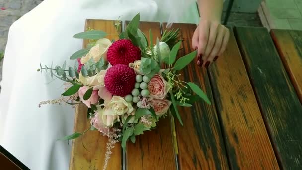 Счастливые невеста и жених на их свадьбе объятия — стоковое видео