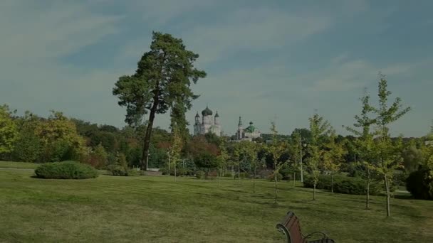 Weiblich St. Panteleimon Kloster im Park feofania. kiev ukraine — Stockvideo