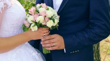 Mutlu gelin ve damat düğün kucaklaşmalarında