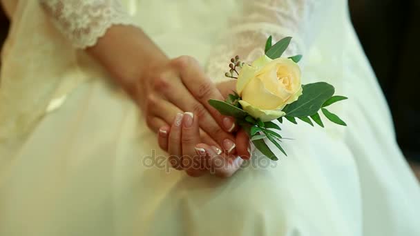 Šťastná nevěsta a ženich na jejich svatební objímání — Stock video