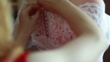 Düğün töreni için hazırlanıyor. Gelin Giydir elbise için anne veya nedime yardımcı genç gelin. Sabah genç gelinin.