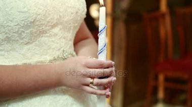 Damat ve gelin kalın beyaz mumlar tören sırasında ellerini tutun