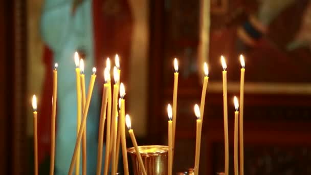 Bougies d'église sur le fond bokeh — Video
