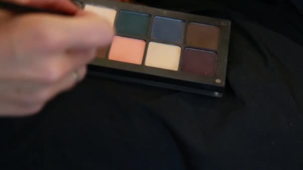 Professionele corrector palet met make-up borstel, gesloten-up — Stockvideo