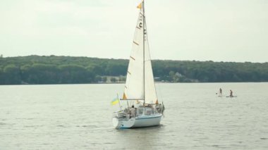 Mavi arka plan, güneşli arka plan günbatımı doğru yelken yat, akşam, yat ve mavi su deniz göl bir yat, gün batımı yelken yat.