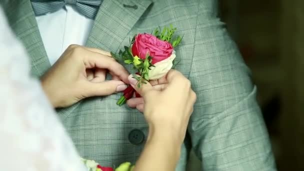 Detalle de las novias ramo de rosas y las manos sosteniendo — Vídeos de Stock