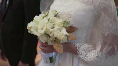 Ayrıntı gelinler gül buketi ve holding eller