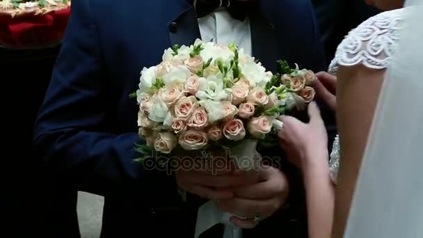 Detalhe de noivas rosas buquê e mãos segurando — Vídeo de Stock