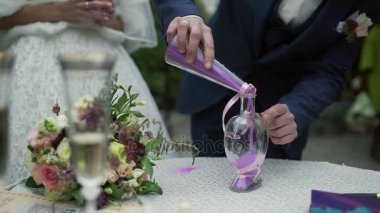 Bir düğün töreni ile karışık bir aile. Damat, anne ve oğlu bir güzel sanat parçası haline her biri kendi renkleri karıştırma bir birlik kum töreni.