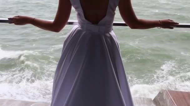 Noiva posando na varanda no hotel resort mar — Vídeo de Stock