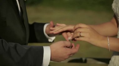 Düğün teması, el ele tutuşmalar, yeni evliler.