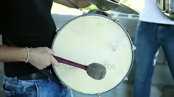 Drummer in een drumband. Drummer speelt grote trom — Stockvideo