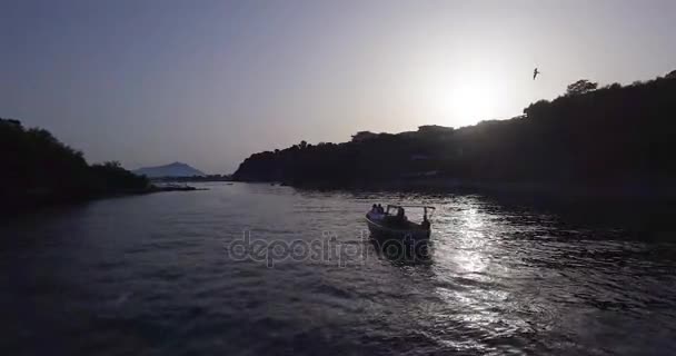 Vue aérienne belle mer turquoise et yachts sur l'île — Video