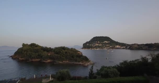 Antenn Visa vackra turkosblått hav och båtar på ön — Stockvideo